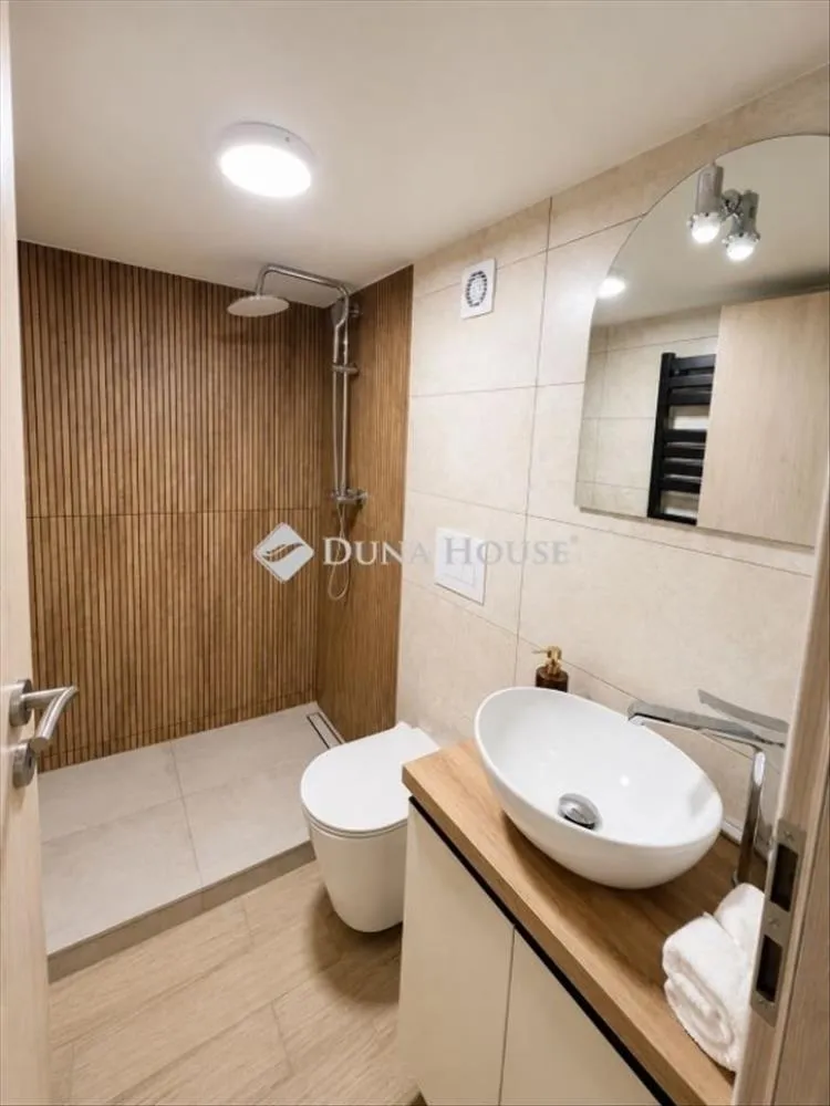 Salles de bain - Renovated Flat with Garden in Budapest 7th District