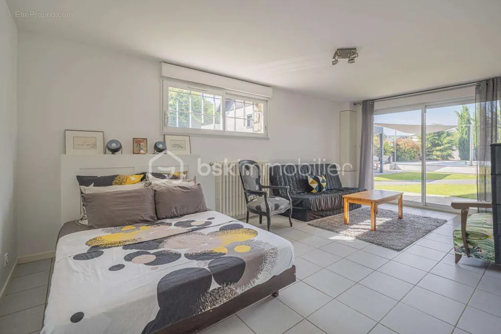 Chambres - Villa avec Piscine et Garage à Poisat