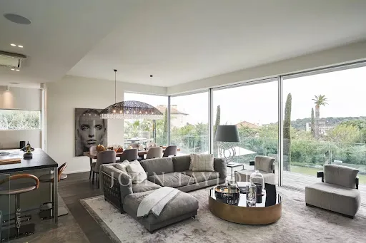 Séjour - Villa Contemporaine avec Vue Panoramique à Antibes