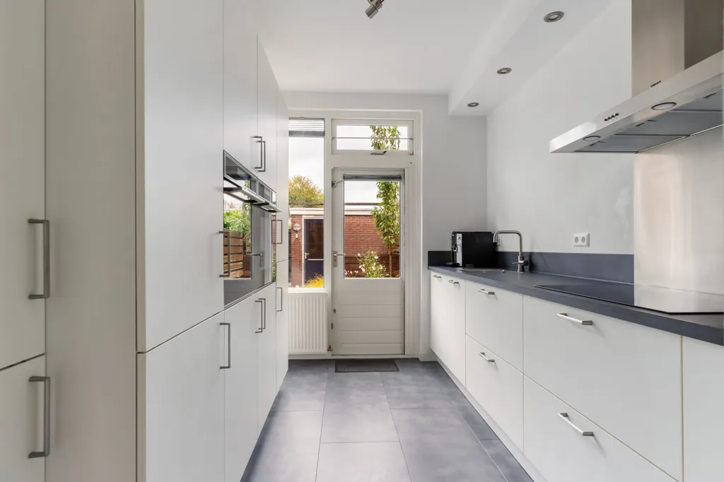 Cucina - Energetically Efficient Semi-detached House with Garden in Gouda