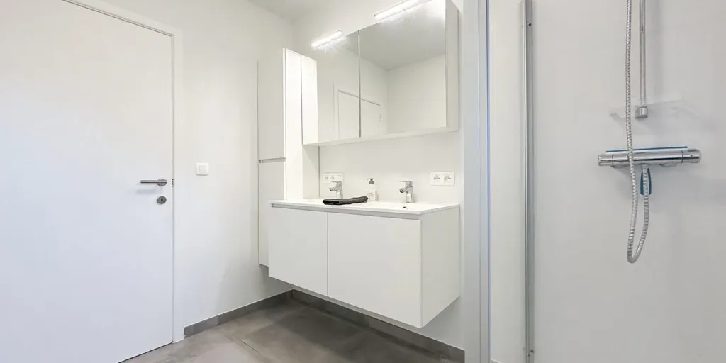 Salles de bain - Appartement Charmant avec Garage à Heusden