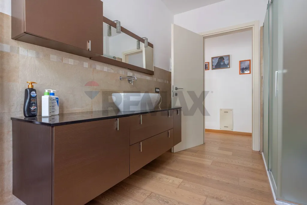 Bathrooms - Single-Storey Villa with Garden in Marchirolo