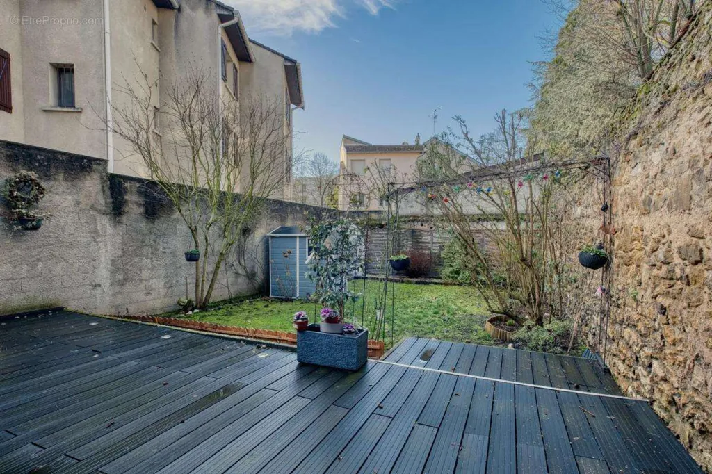 Terrass - Rentable Building with 5 Leased Units in Nancy