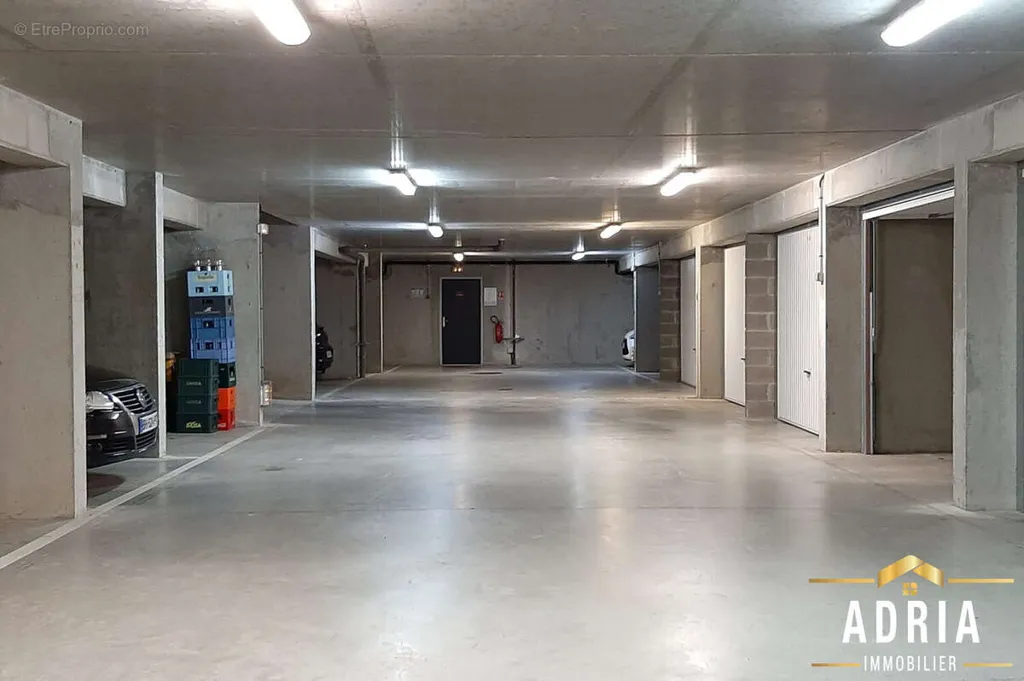 Garaaž - Bright 3-Bed Apartment with Parking in Russange