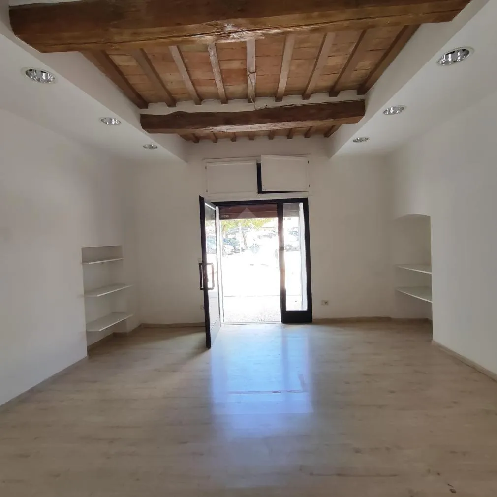 Pièces - Commercial Unit with Street Frontage in Gubbio Centre