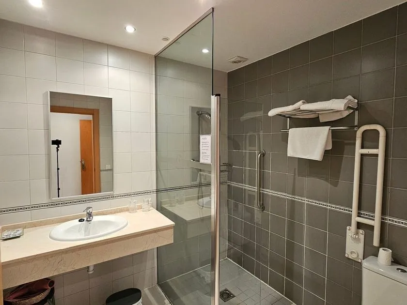 Bathrooms - Hotel with Bar-Restaurant near Corella Centre