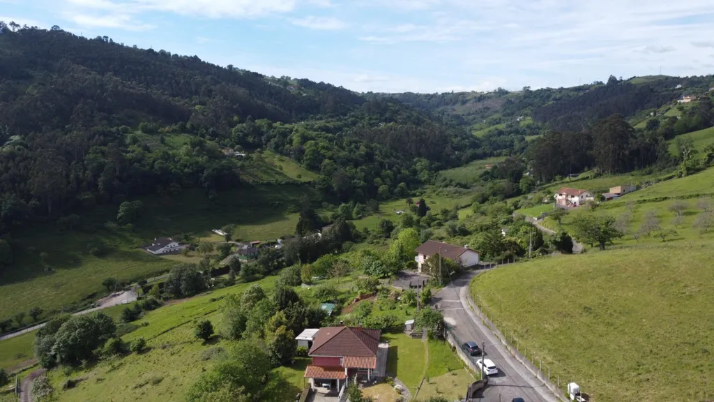 Vue aérienne - Buildable Plot with Garden in Leorio