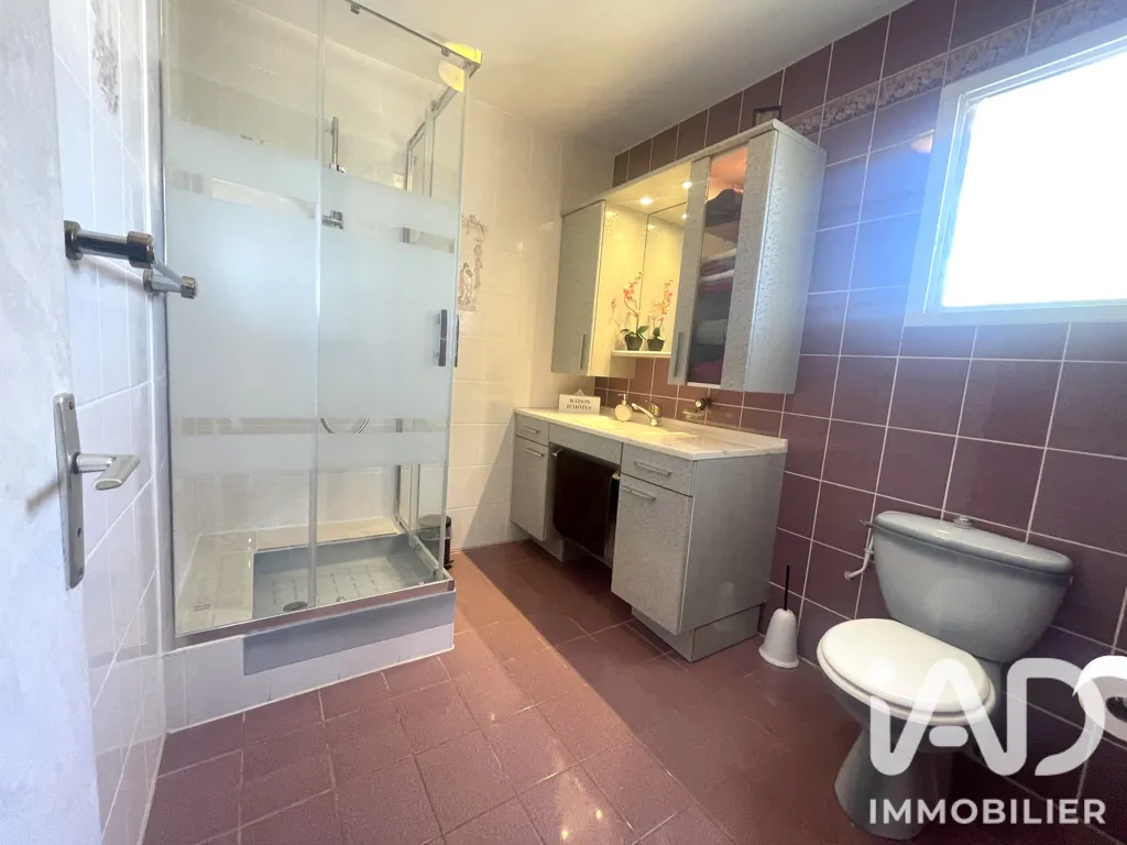 Salles de bain - Maison Traditionnelle avec Piscine à Cuxac-d'Aude