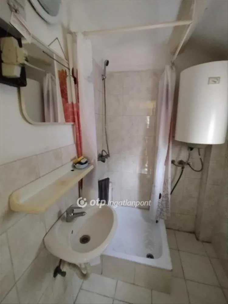 Salles de bain - Renovatable 1-Bedroom House in Pécs