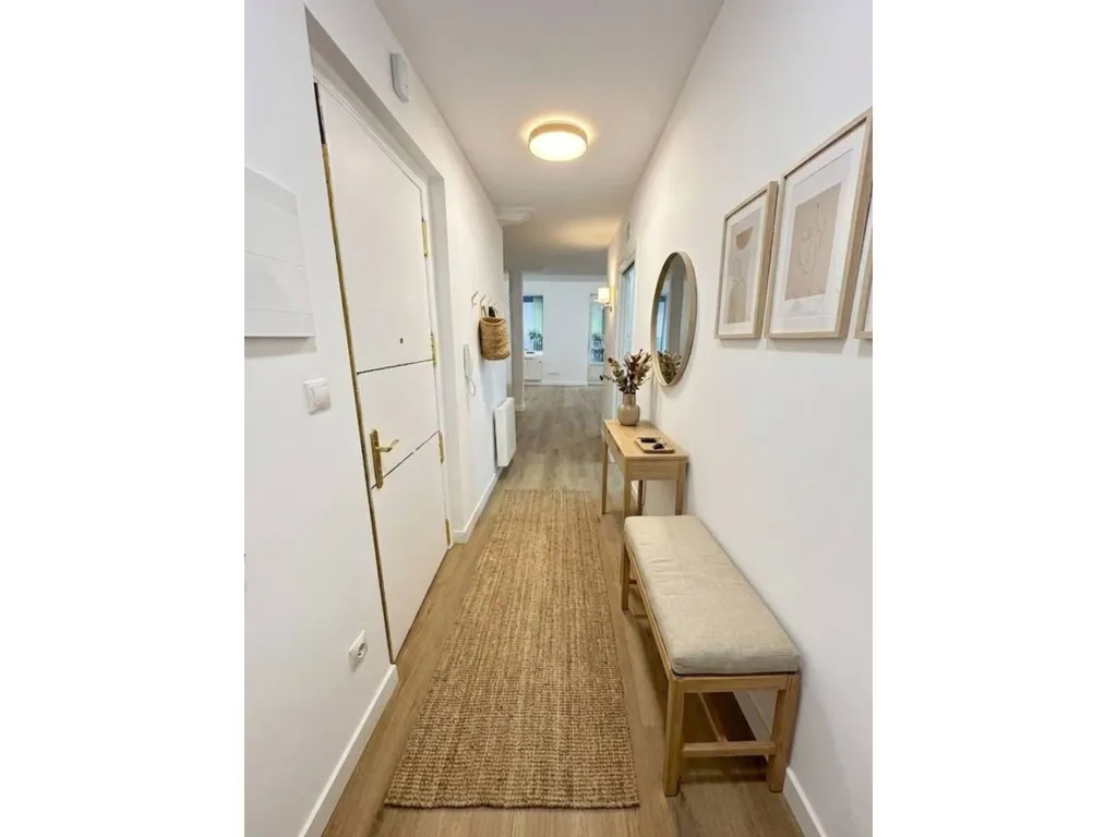 Entrée - Reformed Flat with Balcony in Bilbao's Old Town