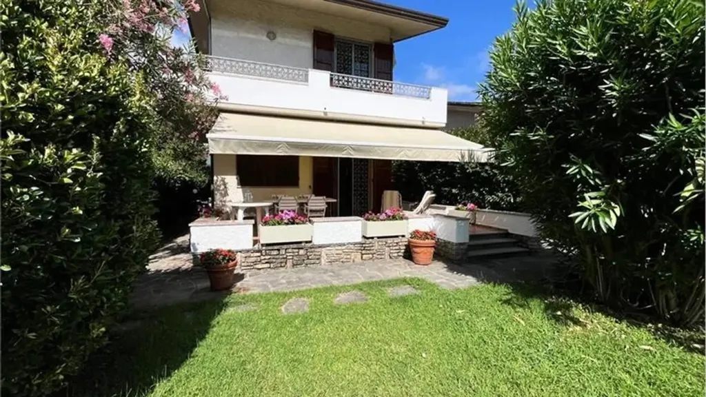 Aed - Villa with Garden near Forte Dei Marmi