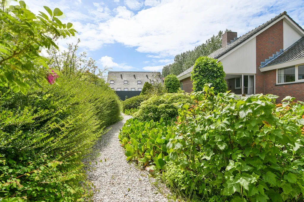Aed - Villa with Garden on Spacious Plot in Hoofddorp
