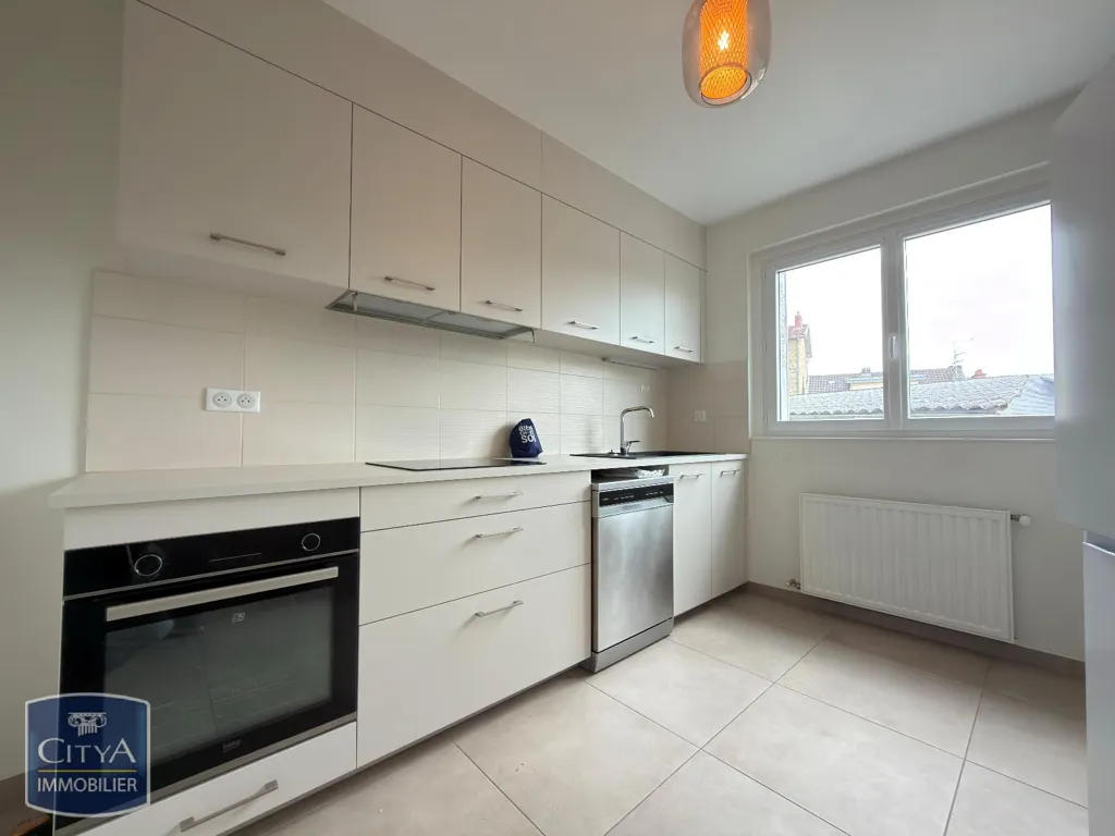 Kitchen - 3-Bedroom Apartment with Balcony in Brive-la-Gaillarde