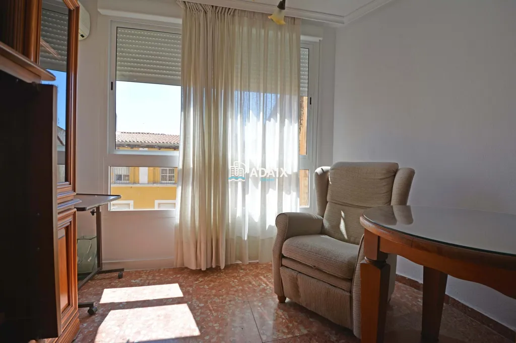 Bureau - Student Flat with Central Location in Cáceres