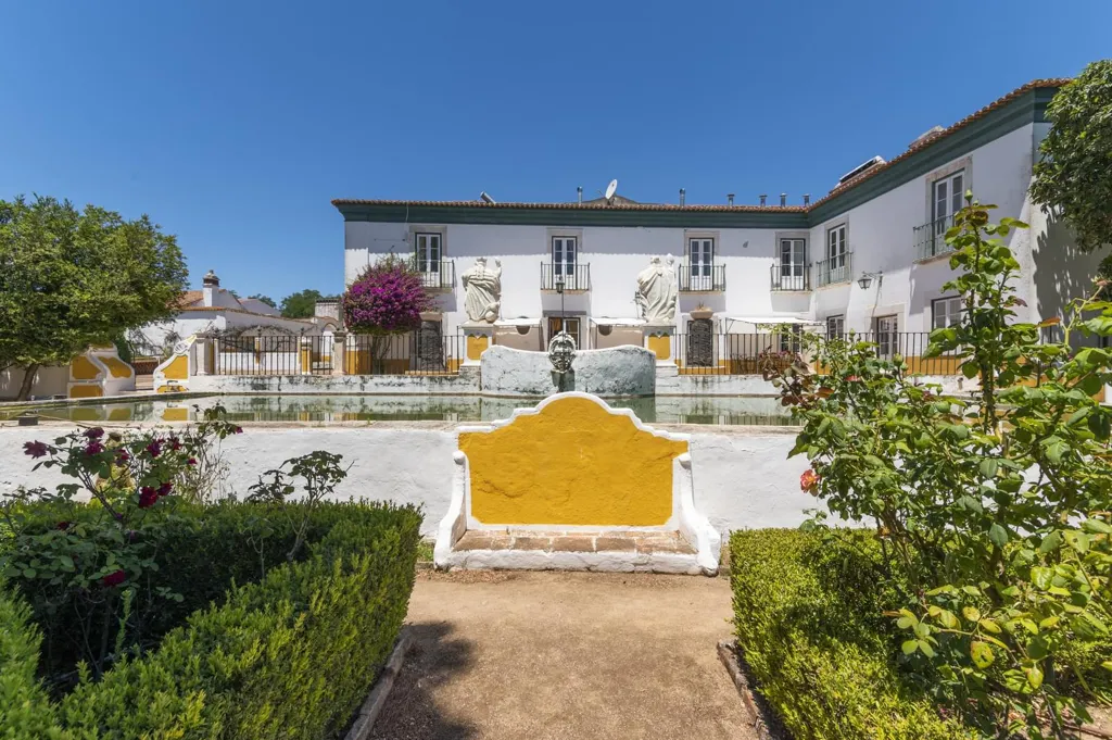 Aed - Farm with Antique Style Accommodations in Elvas