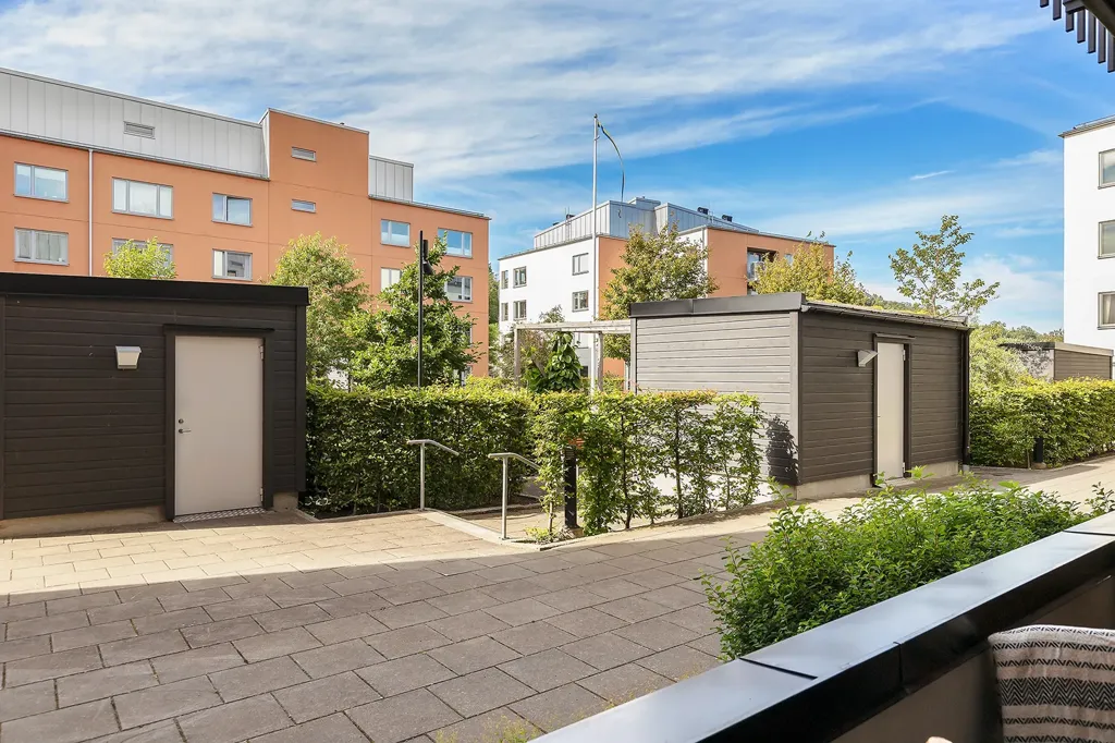 Terrasse - Spacious Three-Bedroom Flat with Garden in Björkris