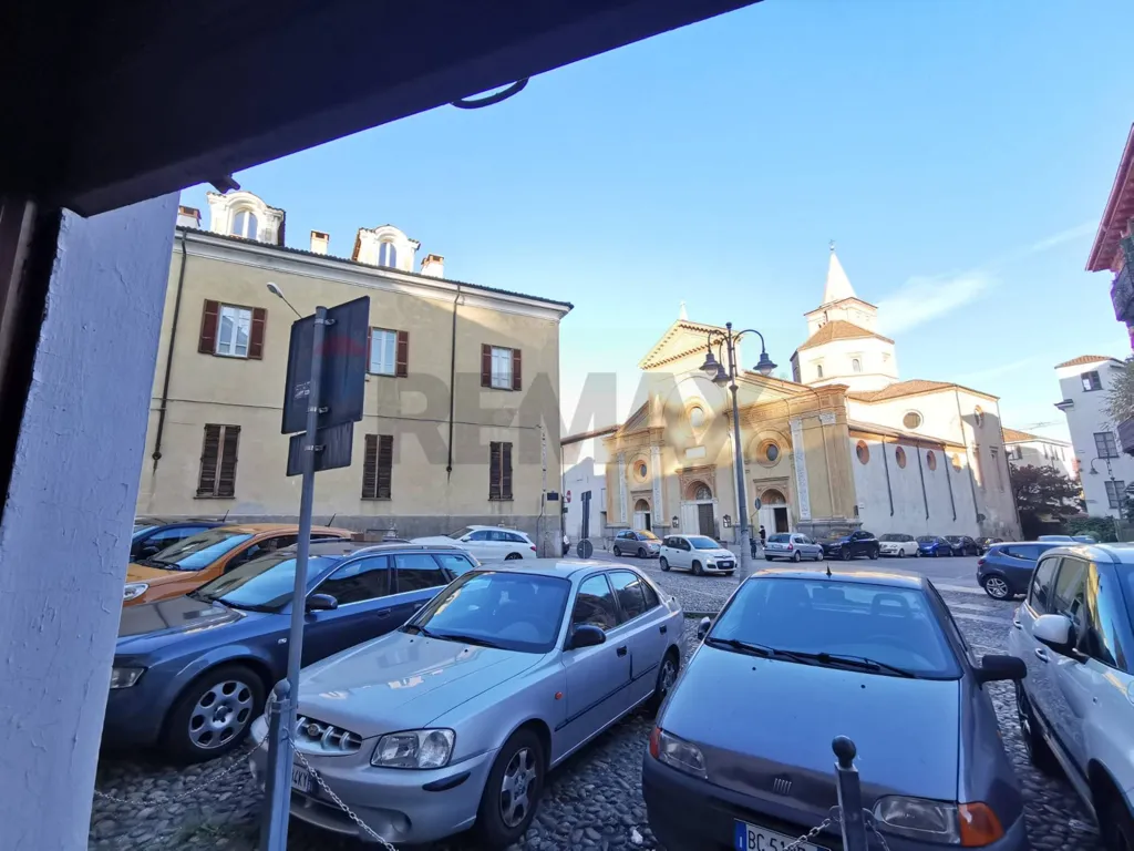 Välivaade - Commercial Space with 5 Frontage Windows in Biella