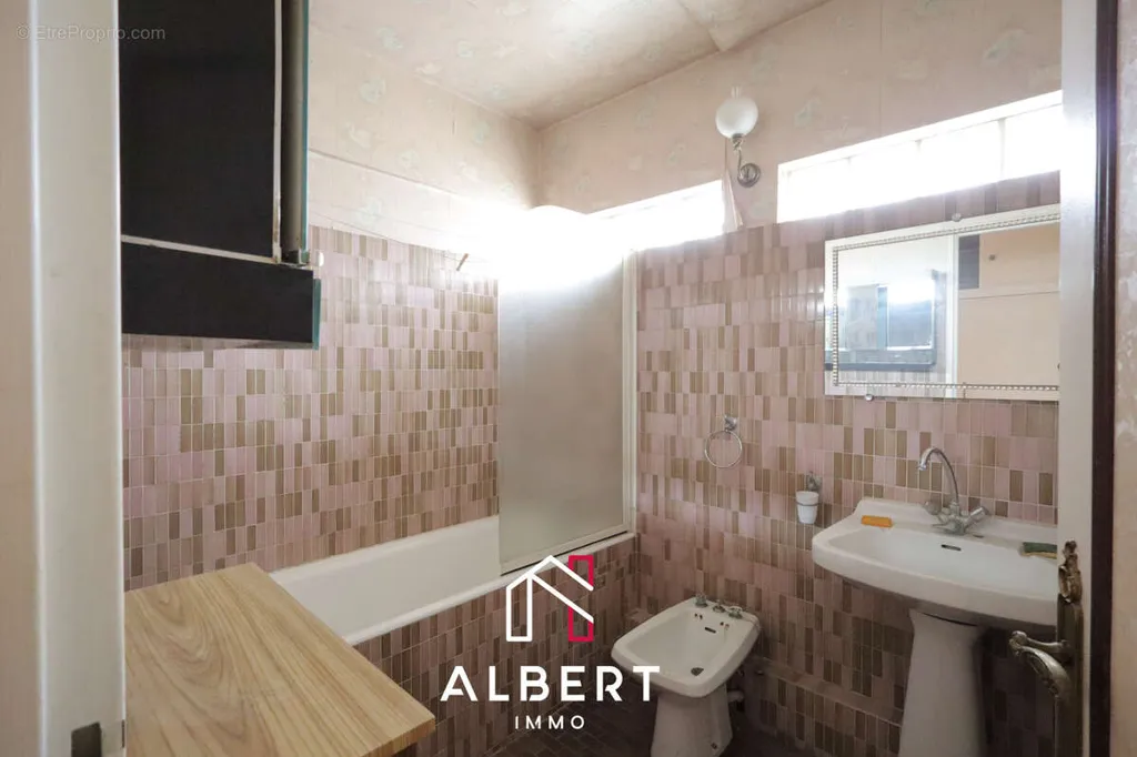 Vannitoad - Apartment with Balcony and Parking in Les Lilas