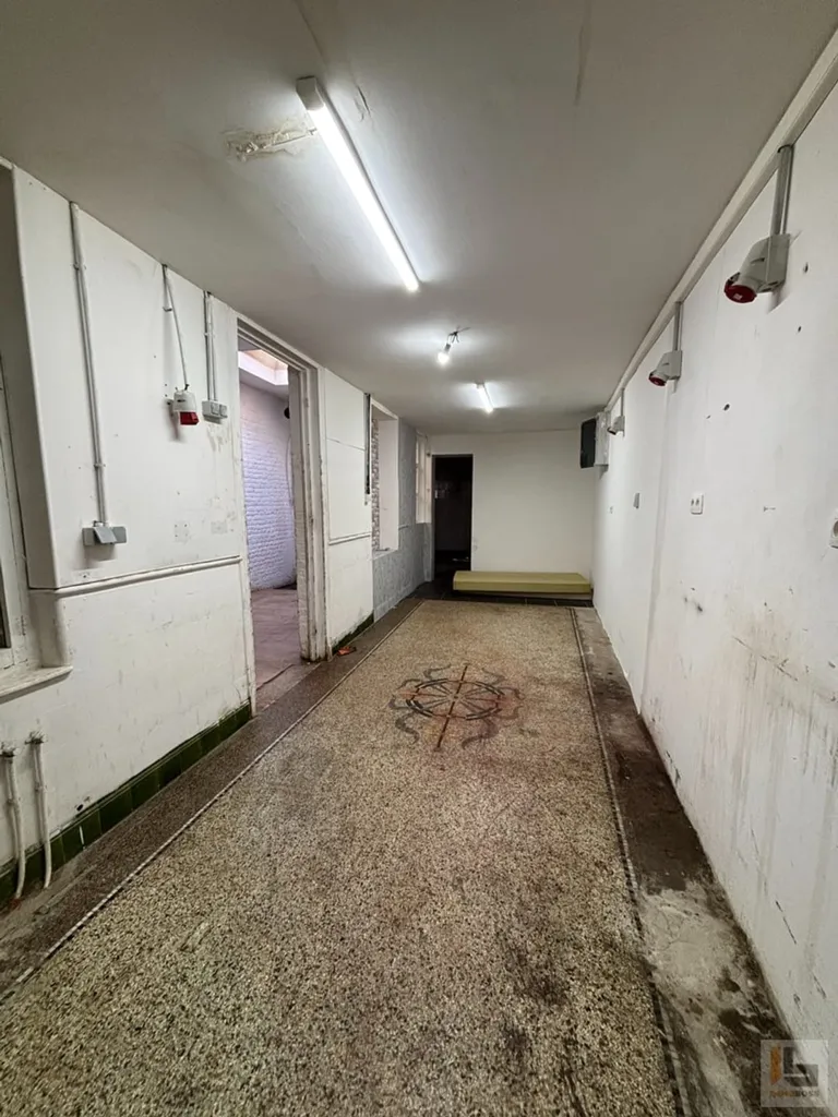 Garaaž - Mixed-Use Property with Commercial Space in Ronse