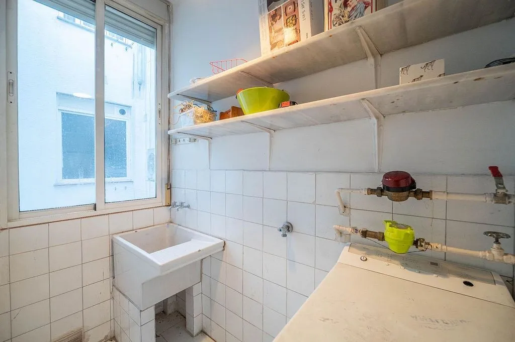Pesuköök - Top-Floor Flat with Balcony in Central Location
