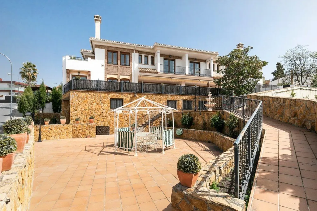 Terrass - Versatile Villa with Private Pool in Huétor Vega