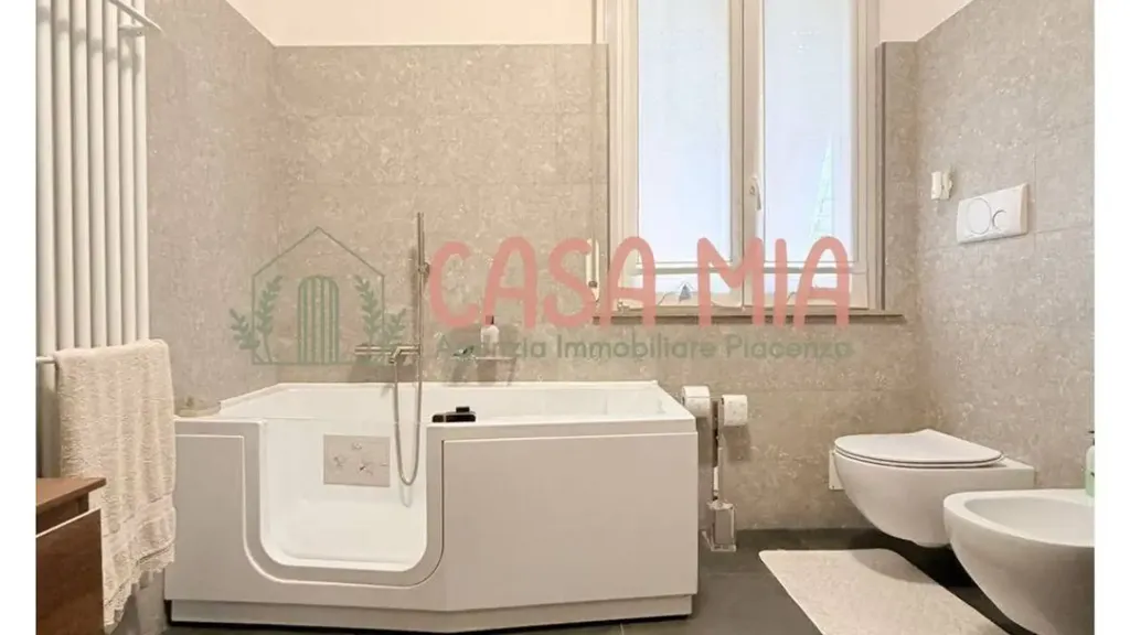 Salles de bain - Spacious Apartment with Balcony in Piacenza