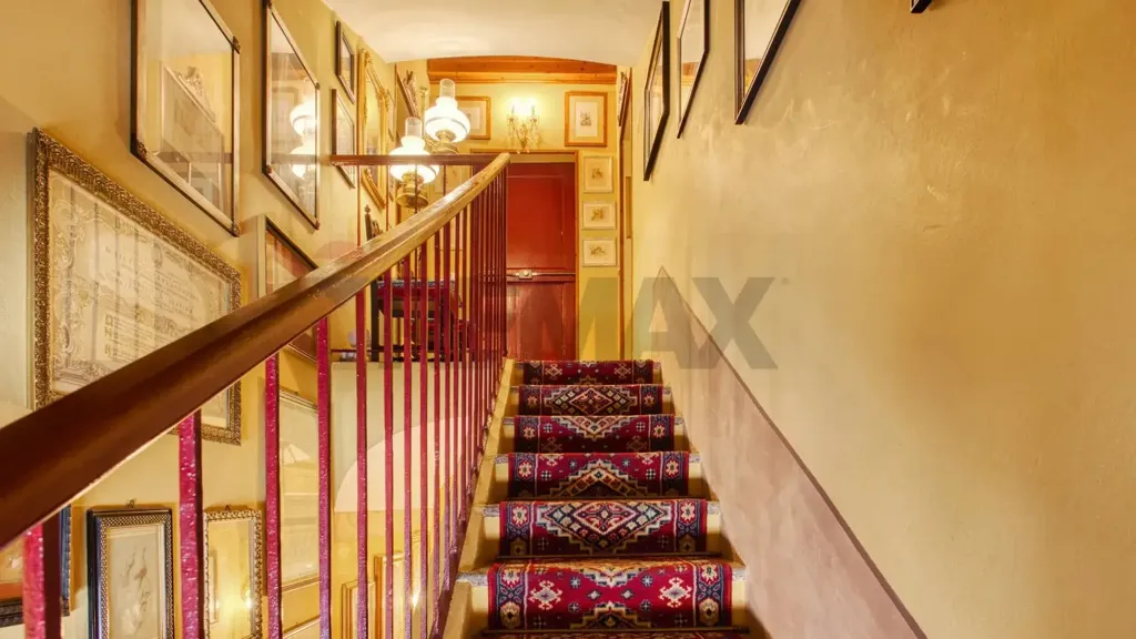 Pièces - Historic Apartment with Double Balcony in Novara