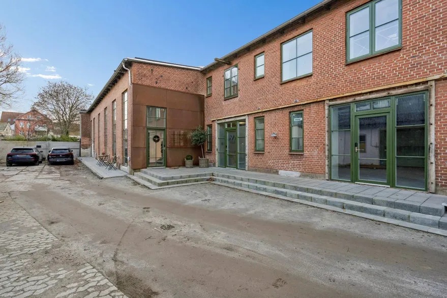 Extérieur - Modern Office with Parking in Central Location