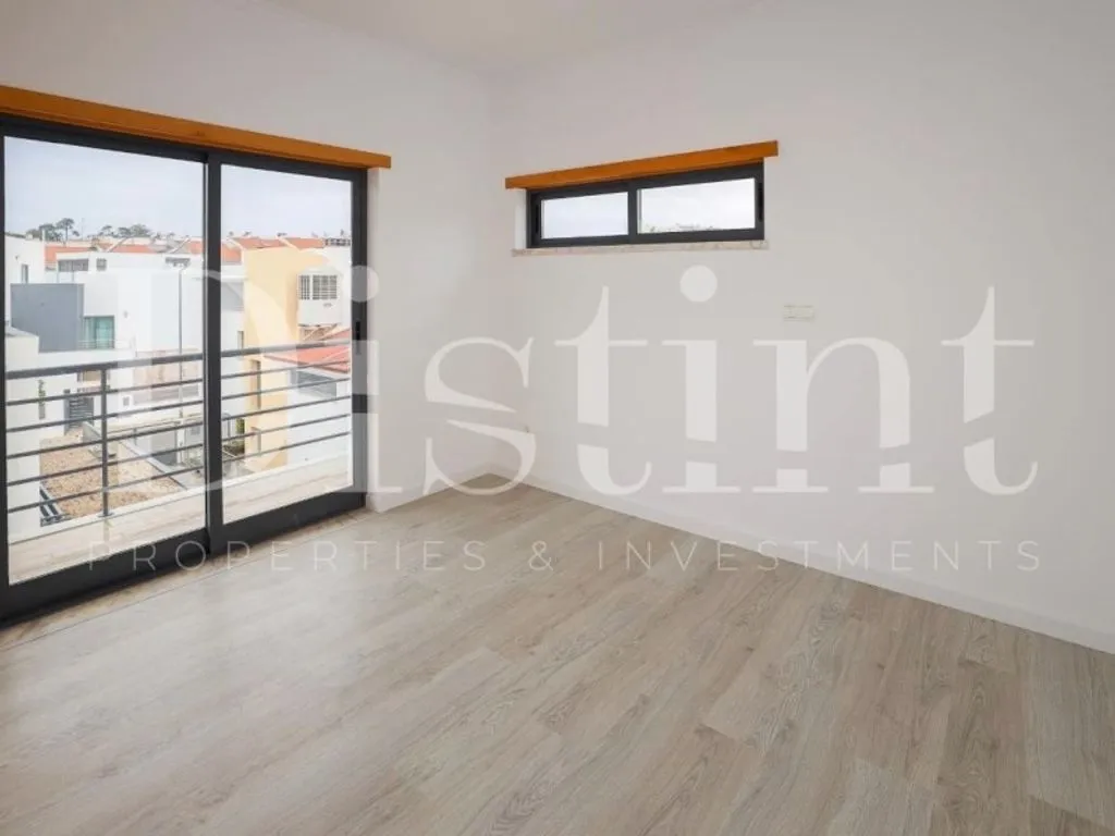 Pièces - Renovated Detached House with Garden in Almada