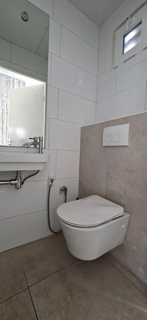 Salles de bain - Energieneutral Family Home with Garden in Grundel, Hengelo