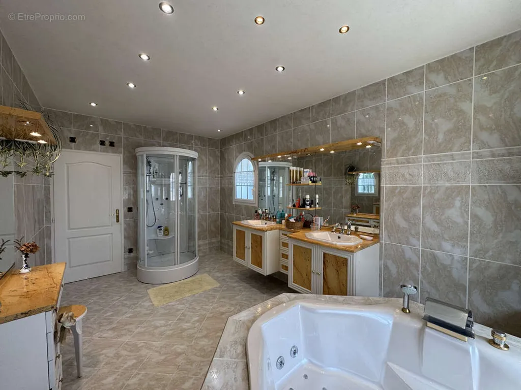 Salles de bain - Villa avec Piscine dans un Secteur Calme à La Grande-Motte