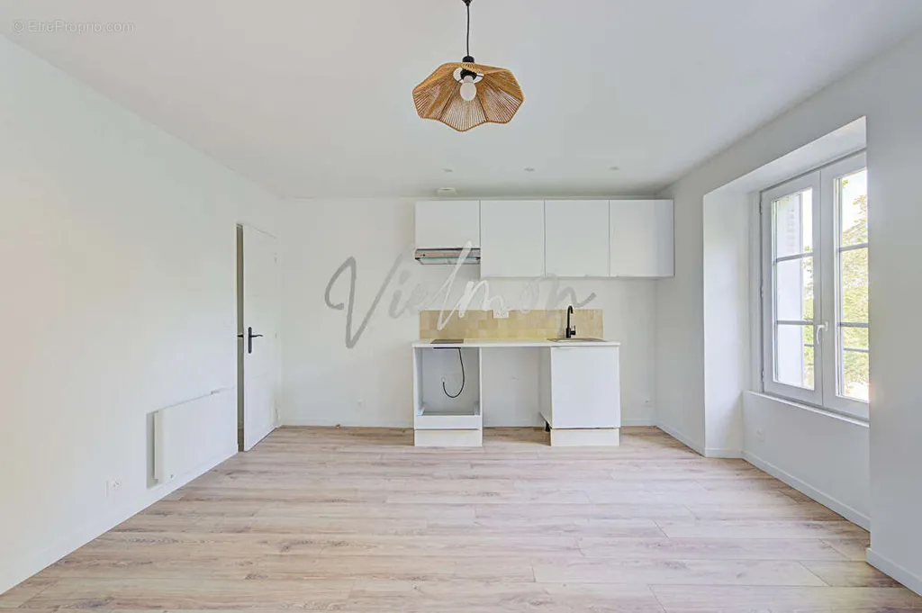Séjour - Studio Rénové à Saint-Germain-en-Laye