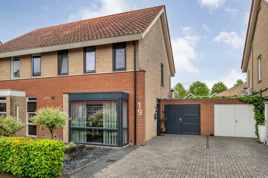 Välivaade - Modern Split-Level House with Cinewall in Almelo