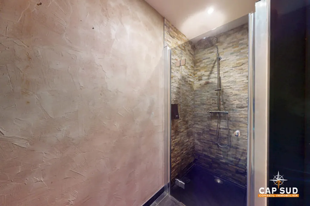 Bathrooms - Characterful Building with Jacuzzi in Cap Sud