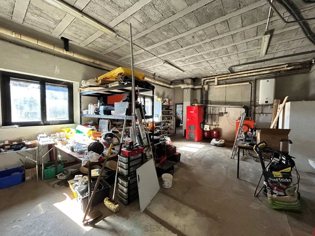 Garage - Propriété avec Piscine et Jardin au Cœur de la Lozère