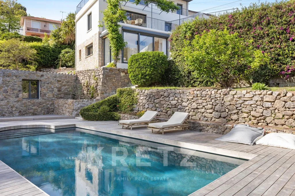 Piscine - Villa Rénovée avec Vue Mer à Vallauris