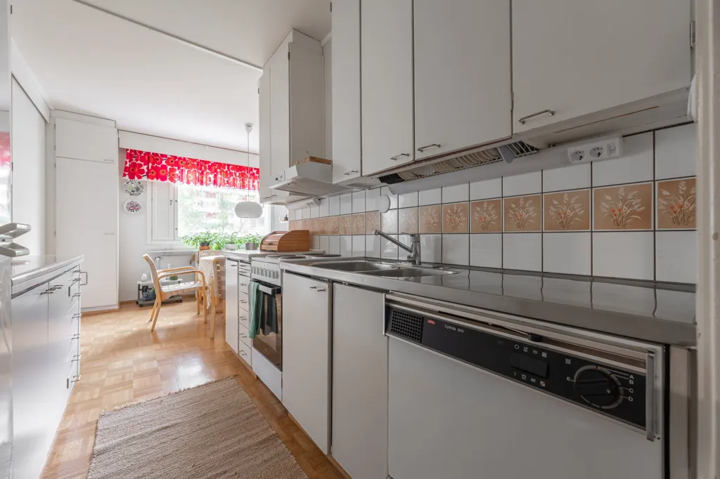 Köök - Spacious Apartment with Balcony in Särkiniemi, Kuopio