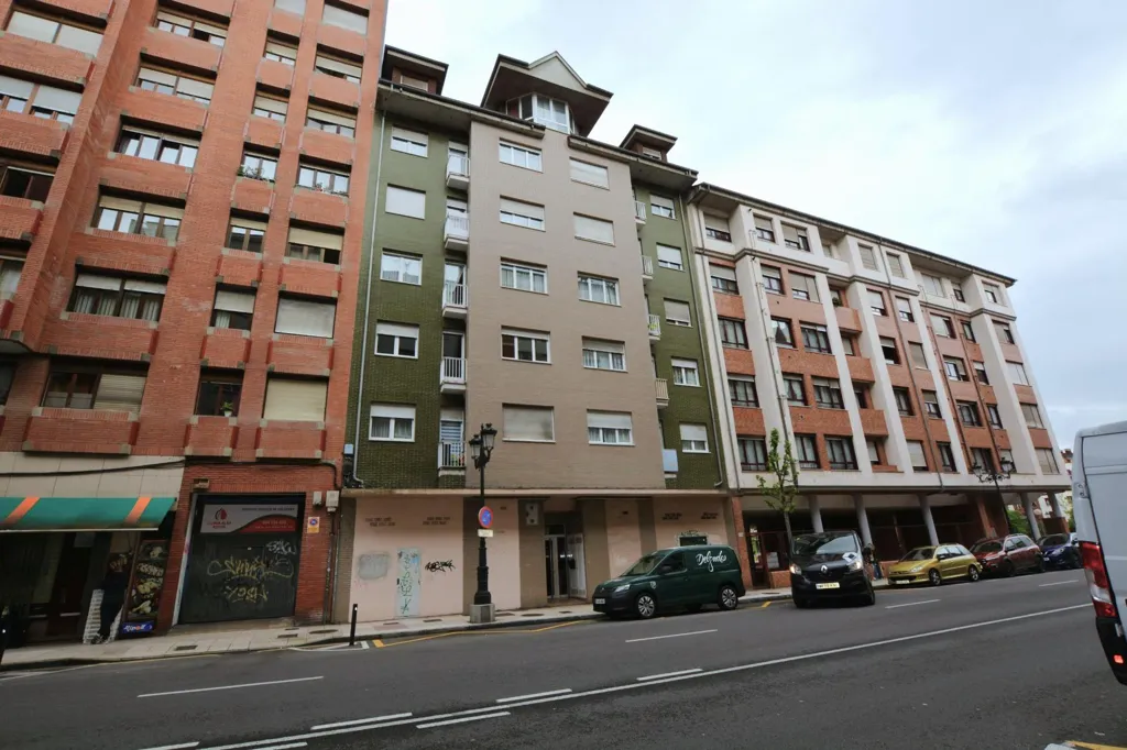 Ärihoone asukohas Oviedo (Capital)