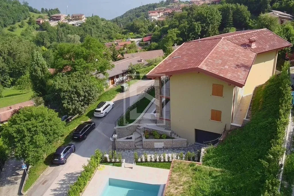 Õhuvaade - Villa with Pool Under Construction in Tignale