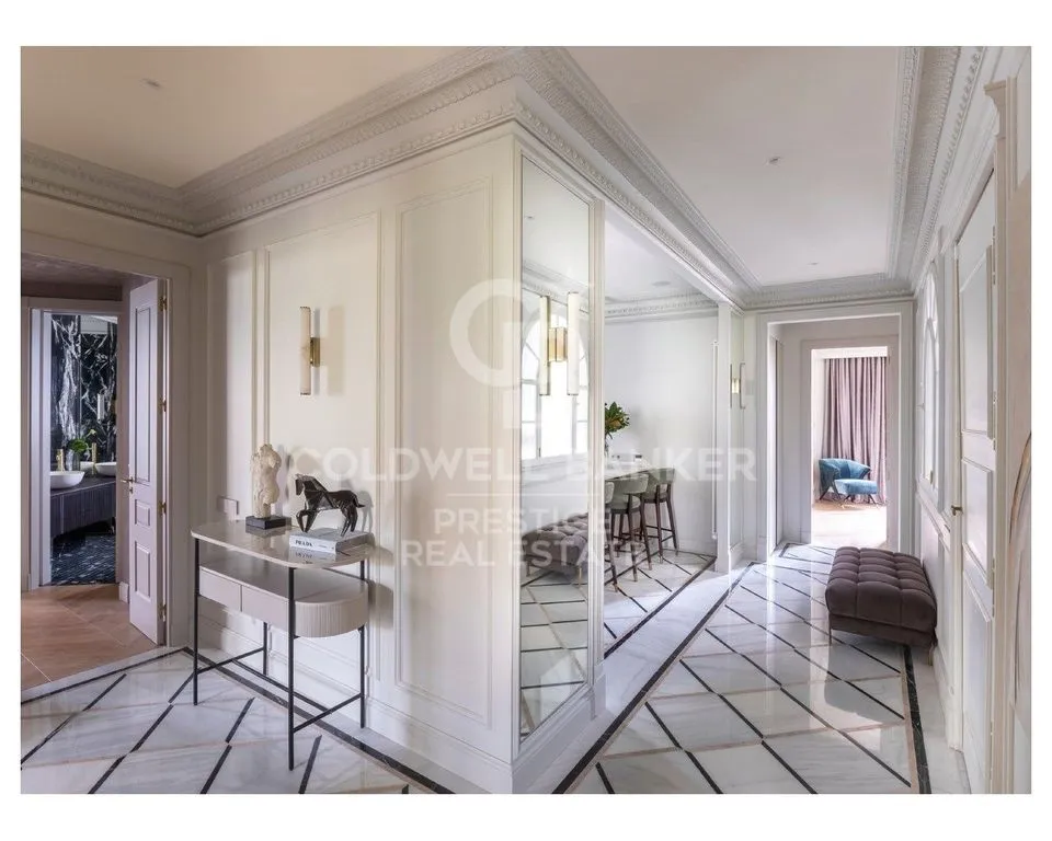 Entrée - Luxury Flat with Historic Charm in Barcelona