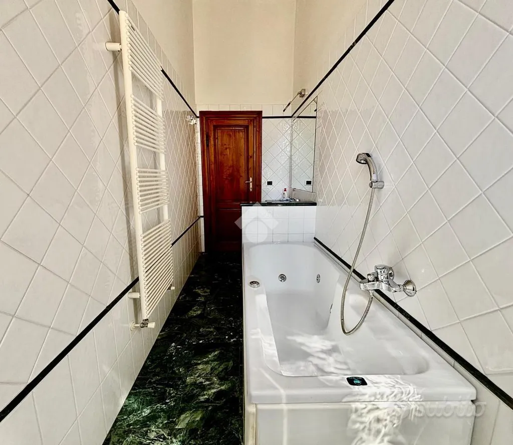 Salles de bain - 1930s Apartment with Balcony in Florence