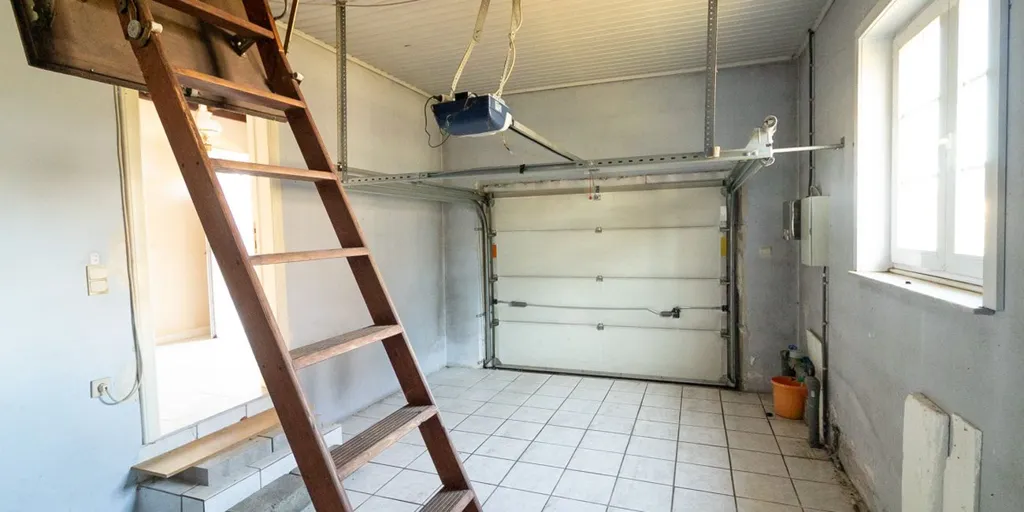 Garage - Maison à rénover avec jardin à Genk