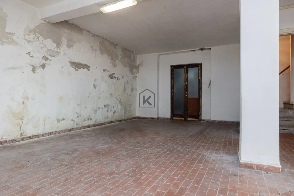 Garage - Luxury Villa with Private Garden in Milan