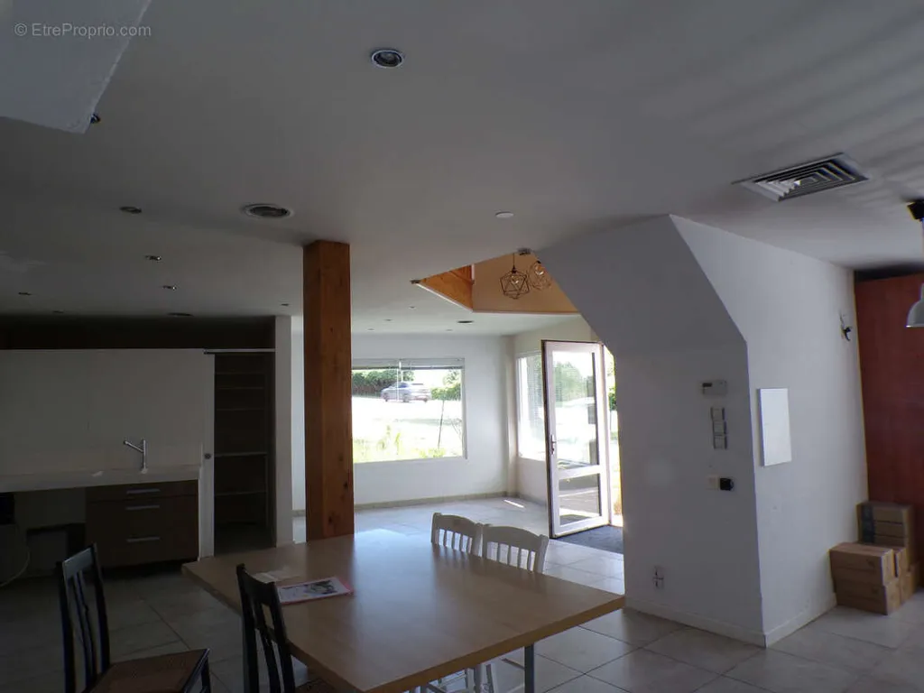 Salle à manger - Maison Ossature Bois avec Espace Professionnel sur Axe Passant