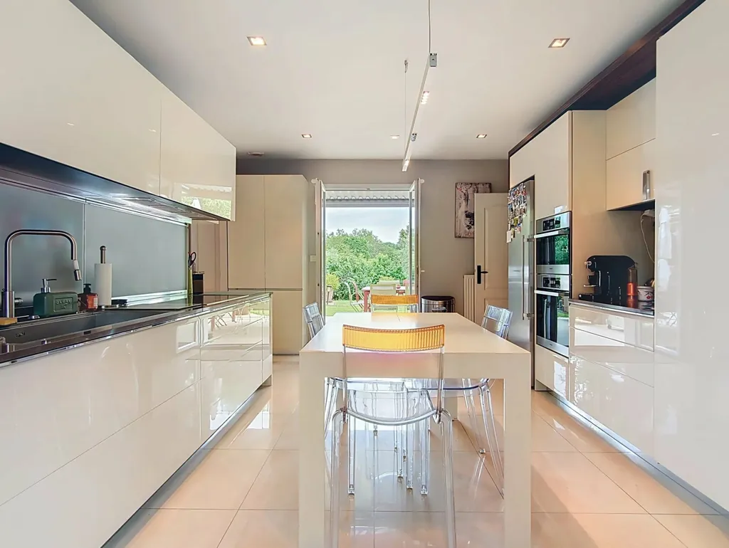 Kitchen - Villa with Pool in Vienne Heights