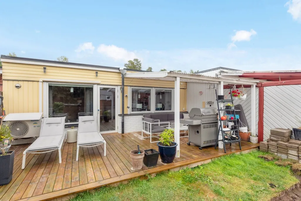 Terrass - Renovated Two-Bedroom Flat with Garden in Järfälla