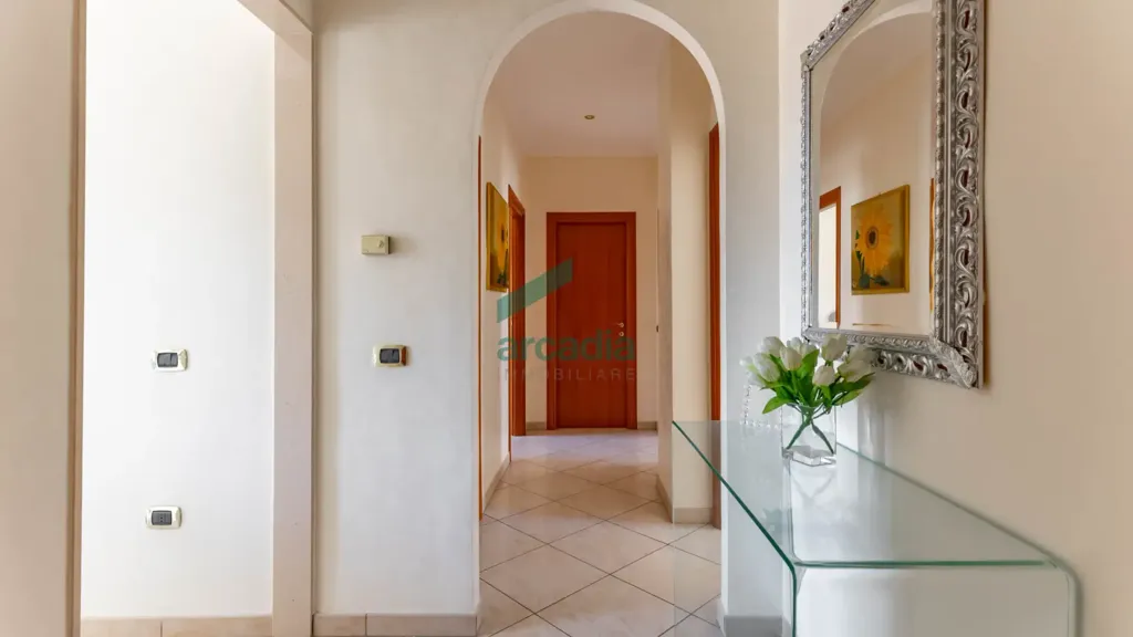 Entrée - 4-Bedroom Apartment with Balcony in Bari
