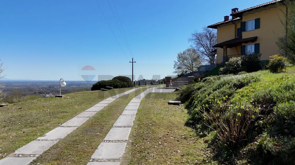 Giardino - Villa indipendente con parco privato a Magnano