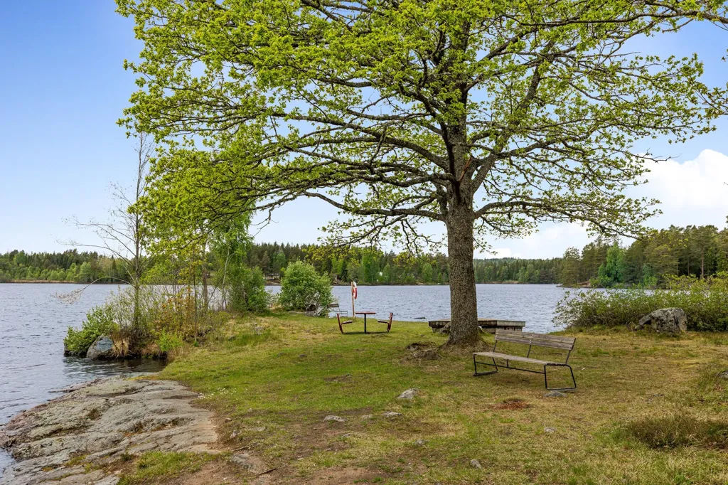 Aed - Charming Cottage with Lake View in Virserum