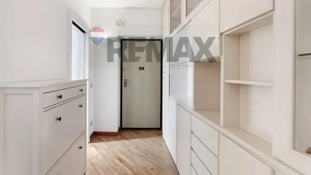 Entrée - Restored Two-Bedroom in Sesto San Giovanni